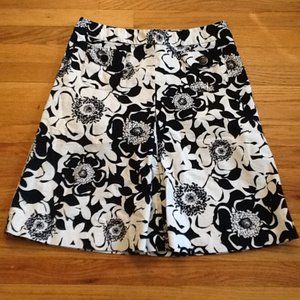 Black &: Ivory Graphic Floral Kick-Pleat Skirt